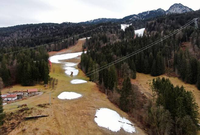 지난 1월 독일 가르미슈-파르텐키르헨 스키장의 모습이다. 눈 부족으로 스키 월드컵 대회가 취소됐다.
