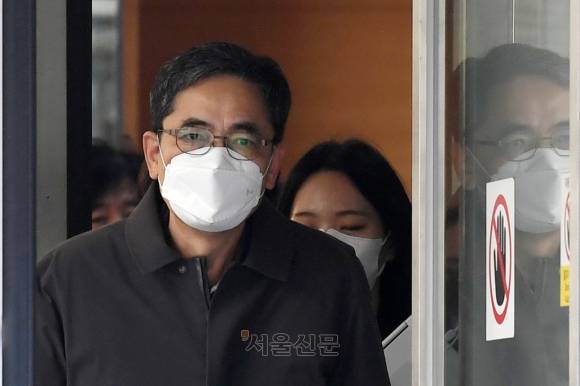 뇌물죄 무죄 판결받은 곽상도 전 의원 - 대장동 개발사업을 돕고 아들을 통해 뇌물을 수수한 혐의로 기소된 곽상도 전 국민의힘 의원이 8일 오후 서울 서초구 서울중앙지방법원에서 열린 특정범죄 가중처벌 등에 관한 법률 위반(뇌물) 등 혐의 관련 1심 선고공판을 마치고 법원을 나서고 있다.2023. 2. 8 홍윤기 기자