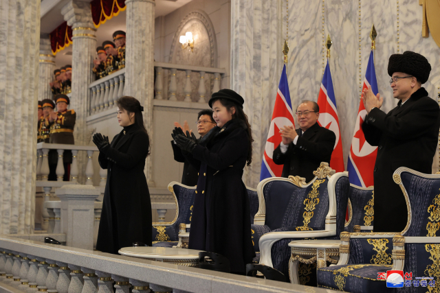 북한 김정은 국무위원장의 딸 김주애가 건군절(2월 8일) 75주년 기념연회에 참석했다고 조선중앙통신이 8일 보도했다. 사진 연합뉴스