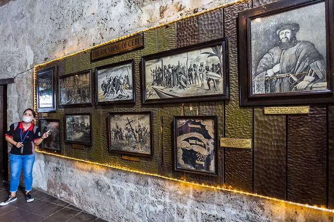 해설사가 요새 입구에서 세부 역사를 설명하고 있다