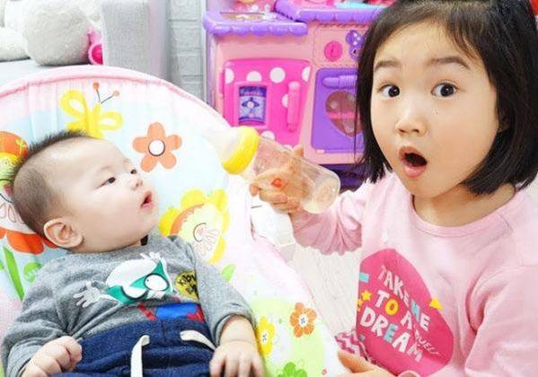 인기 유튜브 채널 '보람튜브'의 주인공이 '보람이의 아기동생 돌보기 놀이' 영상에서 동생에게 젖병을 물려주며 놀란 표정을 짓고 있다. 3000만명 이상의 구독자를 가진 보람튜브는 가족법인을 만들고 서울 청담동 건물까지 매수했다는 뉴스가 나오면서 아이 유튜브 채널 붐을 일으켰다. 2020년 MBC 노조는 "임직원 1700명의 지상파 방송사가 여섯 살 유튜브 방송과 광고 매출이 비슷해졌다"고 개탄하는 성명서를 내기도 했다.