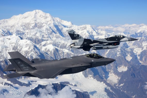 작년 8월 미국 알래스카주에서 실시된 '레드플래그 알래스카 20-3' 훈련에 참가한 미 공군의 F-35A '라이트닝2' 스텔스 전투기(왼쪽)와 F-16 '파이팅 팰컨' 전투기 사진=미 공군