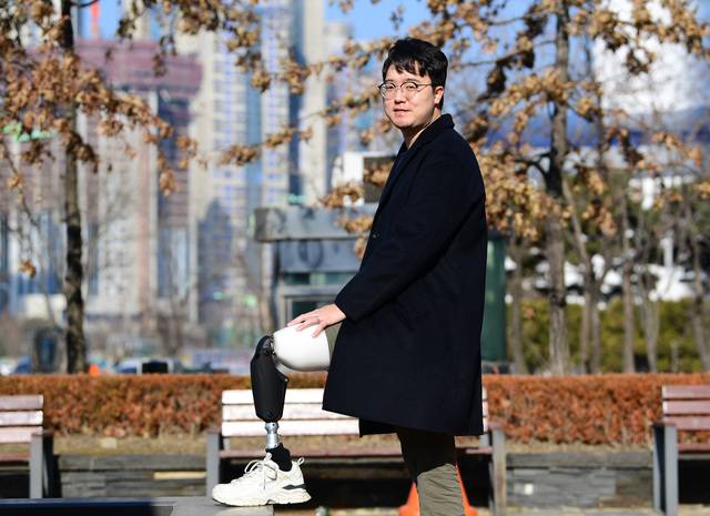 자전거 유튜버 박찬종씨가 8일 인천 연수구의 한 카페에서 국민일보와 인터뷰를 하기에 앞서 포즈를 취하고 있다. 권현구 기자