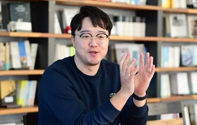 자전거 유튜버 박찬종씨가 8일 인천 연수구의 한 카페에서 국민일보와 인터뷰를 진행하고 있다. 그는 인터뷰 내내 밝은 표정을 잃지 않았다. 권현구 기자