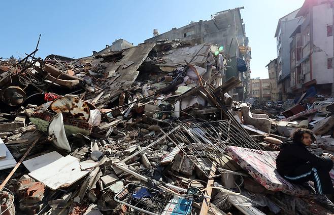 9일 오후(현지시간) 튀르키예 하타이 안타키아 일대에 발생한 지진으로 건물들이 무너져 있다. 2023.2.9 [사진 = 연합뉴스]