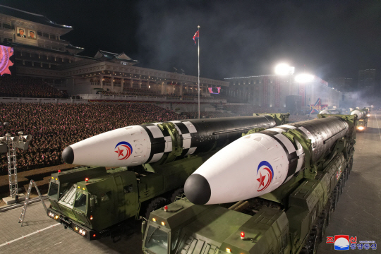 8일 실시된 북한의 열병식에 등장한 최신형 대륙간탄도미사일(ICBM) ‘화성-17형’. 연합뉴스
