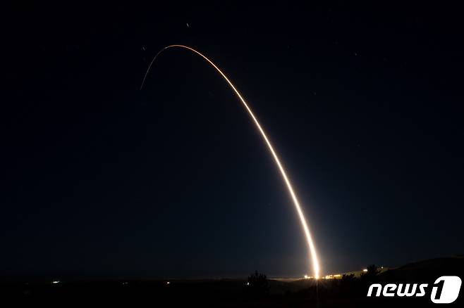 미 공군 지구권타격사령부는 지난 9일 대륙간탄도미사일(ICBM)인 '미니트맨 3'를 시험발사했다고 10일 밝혔다. 사진은 미 국방부 제공.