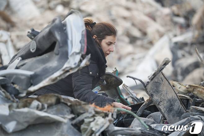 10일(현지시간) 튀르키예 카라만마라슈 지진피해 현장에서 한 시민이 잔해 속 물건을 찾고 있다. 2023.2.10/뉴스1 ⓒ News1 김도우 기자