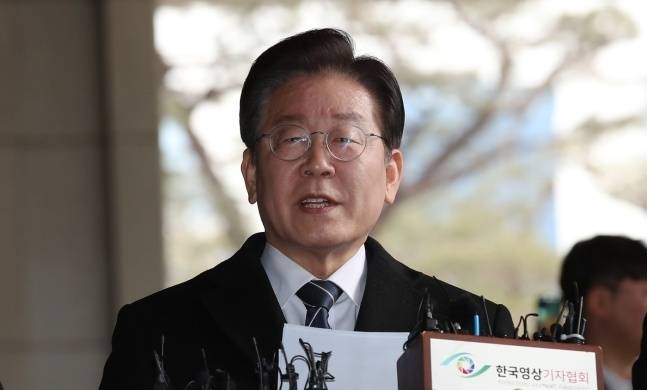 이재명 더불어민주당 대표가 대장동 개발 등 특혜 의혹 사건 관련 2차 검찰 조사를 받기 위해 10일 오전 서초구 서울중앙지검에 출석하고 있다. 연합뉴스