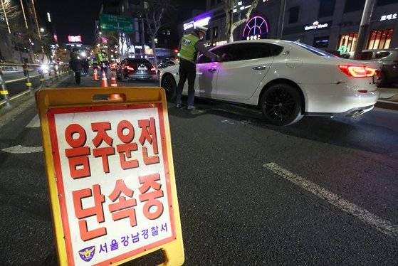 지난달 4일 서울 강남구 압구정로데오역 인근에서 경찰이 음주 단속을 하고 있다. 연합뉴스