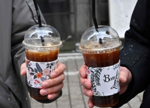 지난해 12월 22일 오전 서울 종로구 광화문네거리에서 시민이 커피를 들고 발걸음을 옮기고 있다. 뉴스1