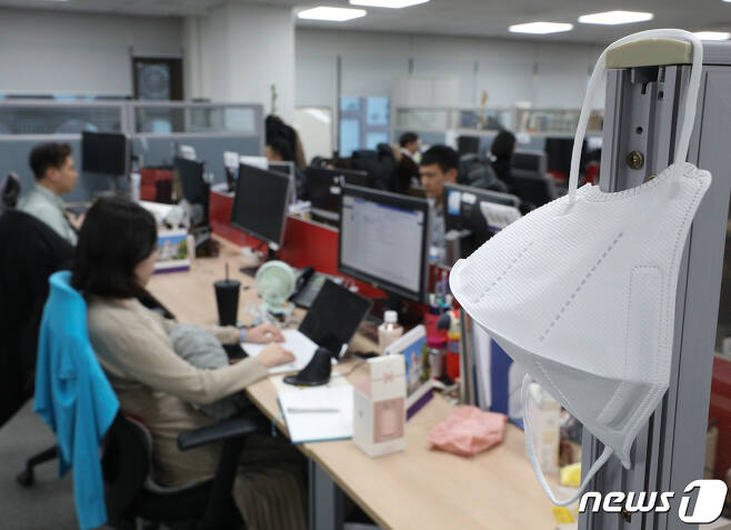 실내 마스크 착용 의무가 해제된 지난달 30일 서울 종로구 하나투어 본사에서 직원들이 마스크를 벗고 업무를 보고 있다.  2023.1.30/뉴스1 ⓒ News1