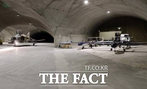 이란 지하공군기지 내 격납고에 서 있는 이란공군의 팬텀 전투기와 무인기들./이르나통신