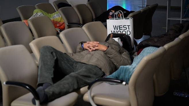 지난해 12월28일 밤 11시께 서울의 한 대형병원 로비, 지역에서 올라온 환자와 보호자가 쪽잠을 자고 있다. 지역에서 올라와 서울에서 치료를 받는 환자들은 다음날 진료나 검사를 위해 밤을 새우며 대기하기도 한다. 조윤상 피디 jopd@hani.co.kr