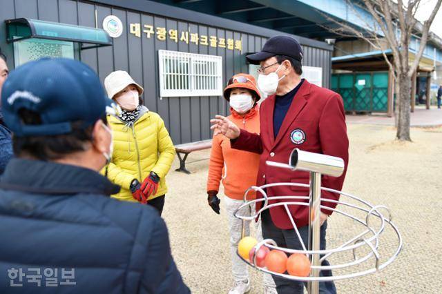 김 회장이 대구 북구 서변동 강변파크골프장에서 동호인들과 파크골프장 운영에 대한 이야기를 나누고 있다. 류수현 기자