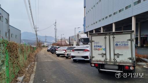 남양주시 쿠팡 물류센터 인근에 불법으로 주차된 차량들로 인해 인근 주민들이 불편을 호소하고 있다. 사진은 인근 마을로 향하는 이면도로에 물류센터 직원들의 차량이 주차된 모습. 이대현기자