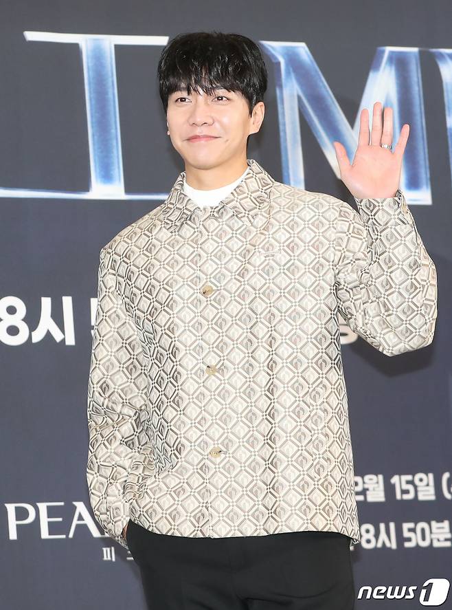 가수 겸 배우 이승기가 15일 서울 마포구 스탠포드호텔에서 열린 JTBC 예능 프로그램 '피크타임' 제작발표회에서 포즈를 취하고 있다. ‘피크타임’은 무대가 절실한 현역 아이돌부터 빛을 보지 못한 경단(경력단절), 해체돌까지 다시 한 번 무대에 올라 뜨거운 경쟁을 벌이는 팀전 서바이벌이다. 2023.2.15/뉴스1 ⓒ News1 권현진 기자