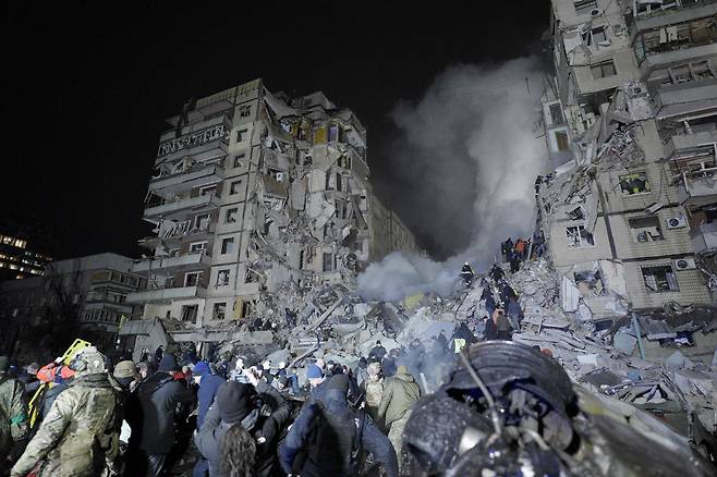 2023년 1월 14일 러시아의 미사일 공격에 파괴된 우크라이나 동부 도시 드니프로의 한 아파트 건물./AFP 연합뉴스