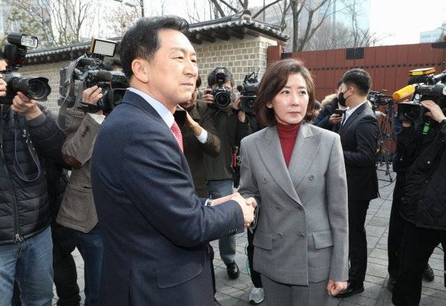 나경원 전 의원이 7일 서울 중구 한 식당 앞에서 당권 주자인 김기현 후보와 입장 발표를 마친 후 악수하고 있다. 뉴스1