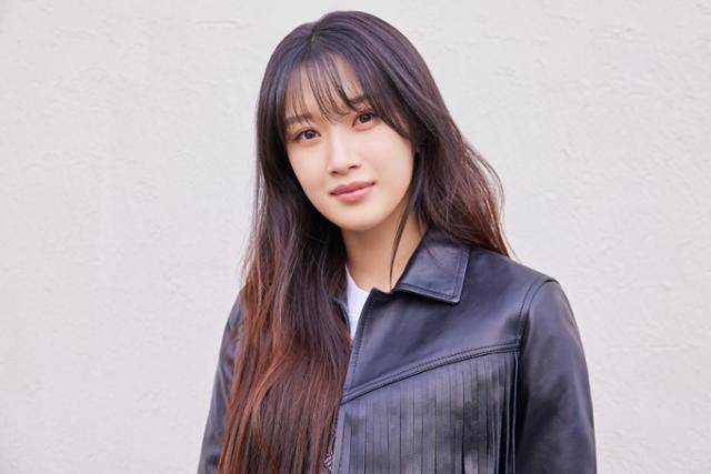 드라마 '사랑의 이해'에서 고졸 출신 은행 직원을 연기한 문가영은 "업무 용어와 돈 세는 법을 먼저 배우고 촬영했다"고 말했다. 촬영장에 가면 지점장실부터 들러 직급 순으로 연기자들에 인사했다. 그는 "꼭 은행원이 된 기분이었다"며 웃었다. 키이스트 제공