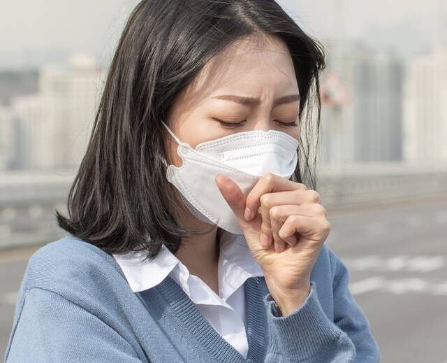 천식은 꽃가루나 곰팡이 등 다양한 알레르기 원인으로 목이 좁아지는 질환이다. 게티이미지뱅크