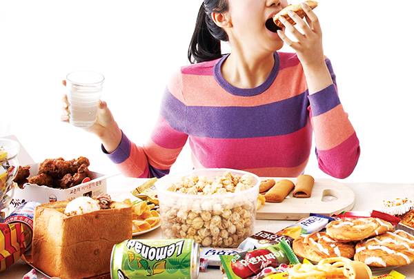 음식을 지나치게 많이 혹은 자주 먹느라 일상생활에서 불편함을 느낀다면 음식 중독을 의심해야 한다./사진=헬스조선DB