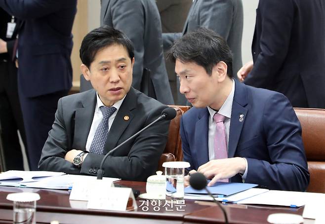 김주현 금융위원장(왼쪽)과 이복현 금융감독원장이 지난 15일 서울 용산 대통령실 청사에서 열린 제13차 비상경제민생회의에 앞서 대화하고 있다. 대통령실사진기자단