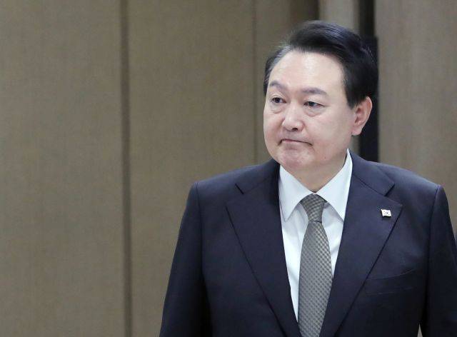 윤석열 대통령이 15일 오전 서울 용산 대통령실 청사에서 열린 제13차 비상경제민생회의에 입장하고 있다. 대통령실통신사진기자단