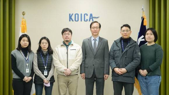 이윤영 코이카 이사장 직무대행(왼쪽 네번째)이 16일 오후 경기도 성남시 코이카 본부에서 튀르키예 지진 피해 지원 대한민국 긴급구호대(KDRT) 일원으로 파견되는 대원(코이카 직원)들을 격려한 뒤 기념촬영을 하고 있다. (왼쪽부터) 홍지예 대원, 김면좌 대원, 조인서 대원(KDRT 사무국 팀장), 이 이사장 직무대행, 김반석 대원, 백소담 대원. /사진=코이카