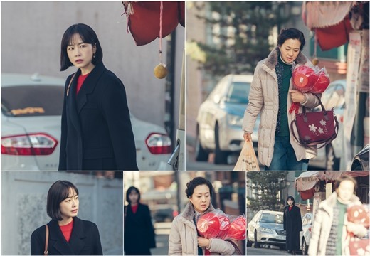 Hong Soo-hyun spying on Lee Bo-hee.Comprehensive Channel TV Chosun Weekend Mini Series  ⁇  Red Balloon  ⁇  (playwright Moon Young-nam directed by Jin Hyung-wook) 16 times, Nielsen Korea standard TV viewer ratings 9.5%, Bundangs top TV viewer ratings 10.2% It is continuing its uptrend by breaking its own best TV viewer ratings.In the last broadcast, Hong Soo-hyun succeeded in counterattacking Seo Ji-hye and Ko Cha-won, who committed the Affair, with a baptism of anger and a cool counterattack in Cider Ilgal.Then, Hanbada received the divorce papers in a hurry, and after disposing of everything, he moved to a shabby ring room and an old office and started to stand alone.And Hanbada, who had lost contact with everyone, showed a firm will to tear out the envelope of money that Ko Cha-won had come to regret, and got a warm support from the house theater.In the meantime, Hong Soo-hyun is suspicious and suspicious, and Lee Bo-hee, a suspicious and suspicious helper, is hiding and watching.A scene in which Hanbada, who was struggling with his head in the play, recognizes Lee Bo-hee and follows him.Within a short time, Hanbada is far away from Yangban Sook with his glittering eyes, and Yangban Sook, who does not know anything, walks with excitement with a bag and a shopping cart.Then, as the image of Hanbada, which confirms the Yangban-sook entering the house with a sharp eye, unfolds, attention is focused on whether the identity of Yangban-sook is finally revealed or whether the time bomb that Jo Eun-gang has hidden is bursting.On the other hand, Hong Soo-hyun and Lee Bo-hees secret spy scene was exquisitely welcomed by the fantastic performances of the actors who did not need explanation.Hong Soo-hyun and Lee Bo-hee have been admiring the staff with their breathing as soon as the cue sign falls, even though it is a simultaneous pursuit scene with some distance.Moreover, Hong Soo-hyun doubled the vividness of the complex feelings of the sea, where tension and ominousness come and go, in the eyes and gestures, in constant suspicion of Yang Bin Sook.The production team said that Hanbada, who had been fighting against the Affair of the Cho Eun-gang and Ko Cha-won, secretly chased Yang Ban-sook, and asked him to look forward to this weeks broadcast, which will erupt another big revelation this time and heighten chewy tension.Meanwhile, the 17th red balloon will be broadcast at 9:10 pm on the 18th.