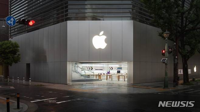 [서울=뉴시스]일본의 제2도시 오사카시 주오구에 위치한 애플스토어 '애플 신사이바시'. 애플 신사이바시는 도쿄도에 위치한 '애플 긴자'에 이어 일본에서 두번째로 오픈한 애플스토어다. (사진=애플 홈페이지)