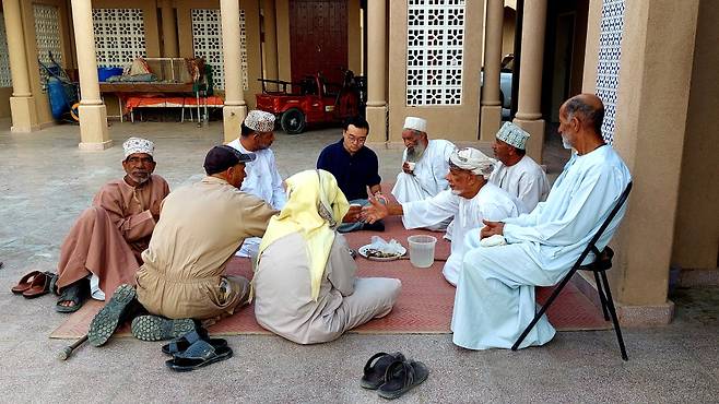 니즈와 시장을 산책하다가 동네 아저씨들의 초대를 받고 커피와 대추야자를 함께 즐겼다
