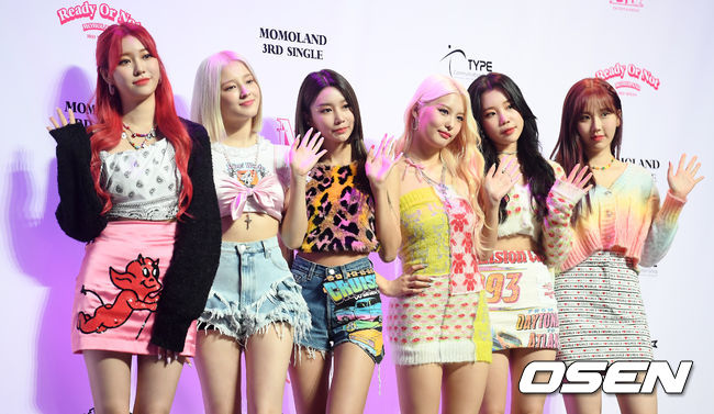 As group Momoland announces the dismantling, the evil that tramples even the heart left by the members frowns.Momoland members ended their exclusive contract with MLD Entertainment on the 27th of last month.After a long discussion with Momoland (Lee Hye-bin, Jane the Virgin, Nayun, JooE, Ain, Nancy), we agreed to respect each others opinions and terminate the exclusive contract upon expiration of the contract period.Momoland, who made his debut in 2016, has released hit songs such as  ⁇   ⁇   ⁇   ⁇ ,  ⁇   ⁇   ⁇   ⁇ ,  ⁇  BAAM  ⁇ ,  ⁇ Thumbs Up  ⁇ ,  ⁇ Yummy Yummy Love  ⁇ .Daisy, Yeonwoo, and Taeha withdrew and there was a change of members, but they were loved by songs and performances that gave positive and pleasant energy.Momoland eventually decided to terminate the exclusive contract with his agency.On the 14th, the members posted a letter of sorry and gratitude to their fans and reported on the dismantling of Momoland.Lee Hye-bin, Jane the Virgin, Nayun, JooE, Ain, and Nancy have a lot of shortcomings and a lot of disappointments, but happier moments seem to be more full, and our Marys would be really happy if they were such times. He said.After a really long struggle, six of our Momoland decided to go one step further to their dreams and cheer for a new start.  ⁇  Although six people are scattered, we are always a team, and we will always be with Mary as Momoland, just like our beloved Marys who have always been with Momoland. The contents were the same, but each of them carried it with their handwriting. However, a netizen ridiculed the members with a comment saying, Did you just follow the printer? JooE commented, Thank you for reading the long article. JooE replied, Thank you for reading the long article.Thank you for the fans who have been working together with Momoland, and the comments of nuance that seemed to be mocking in the article about the sorryness and regret about the dismantling frowned.It hurt once again the members who would have been disappointed in the dismantling, as well as the fans who were left with regret.