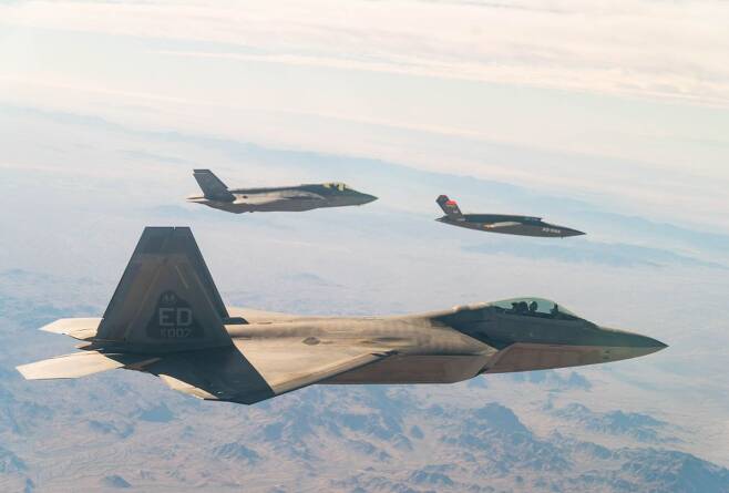 미 애리조나주 유마 시험장에서 F-22 및 F-35 스텔스기과 함께 비행중인 '발키리' 무인전투기(사진 오른쪽 위)./미 공군