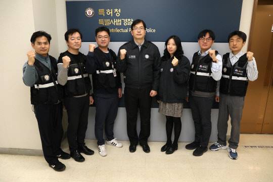 지난달 중국으로 유출되는 반도체 웨이퍼 연마기술 유출범을 구속 기소하는 데 기여한 특허청 기술경찰들이 파이팅을 외치고 있다.
특허청 제공