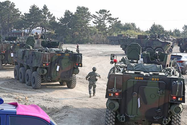 상륙훈련에 참가한 해병대 차륜형장갑차들이 해안에서 대기하고 있다. 세계일보 자료사진