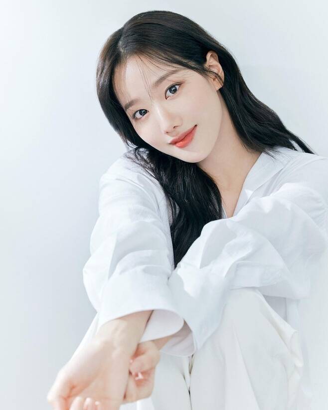 The Goddess is back.Na-eun from April opened SNS in two years and released a new profile picture.Lee Na-eun posted a photo to her Instagram on Wednesday afternoon, in which she shows off her neat beauty in a white shirt.This Na-euns SNS upload has been around for two years since February 2021. Domestic and foreign fans are saying, This is a gift. What is a gift? Thank you for coming back. Im going to cry. The goddess is back. Respectively.On the other hand, Na-eun is preparing to return to Korea after signing an exclusive contract with Tree Ectus in June last year after the April dismantling and contract with his former agency.