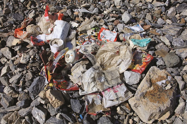 가셔브룸 베이스캠프에서 발견된 한국 원정대의 쓰레기들. 사진 고 김창호 대장.