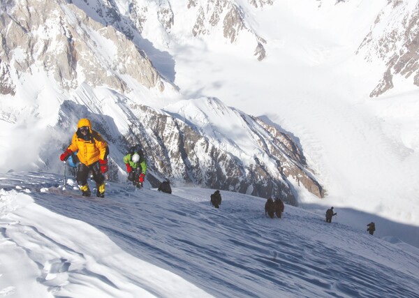 부산대가 깔아놓은 로프를 이용해 K2를 등반하는 각국 원정대원들. 홍 대장은