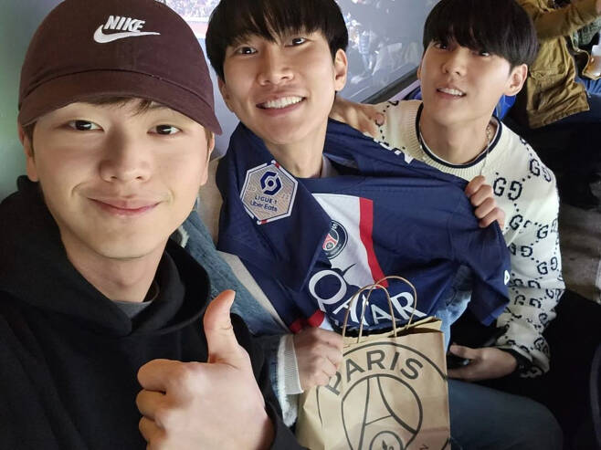 On the 20th, Yook Sungjae posted several selfies on his personal SNS, saying, I had a great time in Paris! BtoBs first European performance. Im making so many good memories in Paris, the country of art. Thank you!In the photo, Yook Sungjae is sitting side by side with Seo Eunkwang and Lee Min-hyuk, making a clear smile toward the camera.The three people were happy to see the global fans, creating a warm visual and unconventional atmosphere.On the other hand, BtoB, which includes Yook Sungjae, will hold its first fan meeting in 2023 at the Olympic Park SK Handball Stadium on March 18th and 19th.