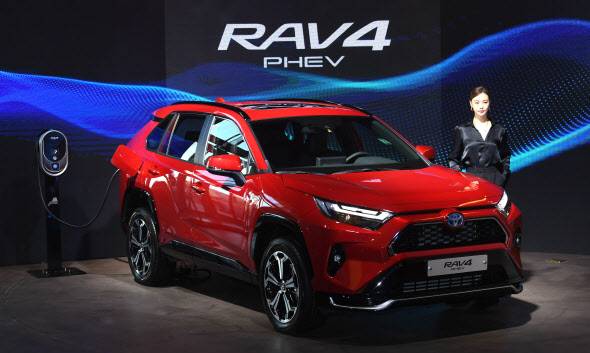 토요타코리아가 21일 서울 송파구 잠실 커넥트투에서 ‘RAV4 플러그인 하이브리드(PHEV)’를 선보이고 있다. (사진=방인권 기자)