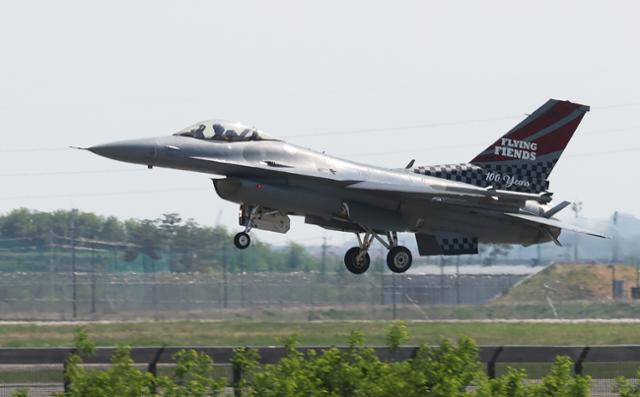 F-16 전투기가 경기 평택 오산기지 활주로를 이륙하고 있다. 연합뉴스