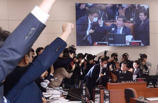 전해철 국회 환경노동위원장이 21일 서울 여의도 국회에서 열린 제403회 국회(임시회) 환경노동위원회 제3차 전체회의에서 여당 의원들의 반발 속에 거수로 노동조합 및 노동관계조정법 일부개정법률안(대안)에 대한 의결을 진행하고 있다. 서영희 기자