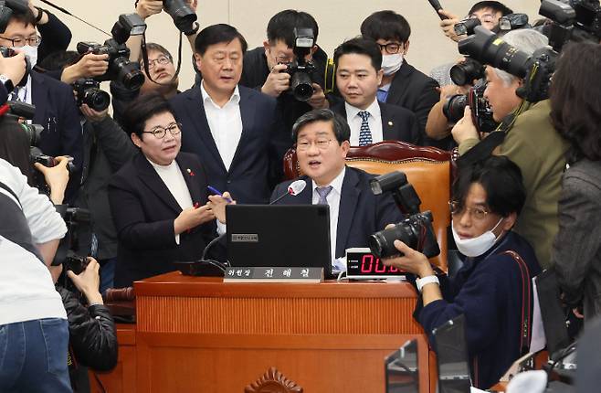환노위 여당 간사인 임이자 의원 등 국민의힘 위원들이 21일 오전 열린 국회 환경노동위원회 전체회의에서 '노란봉투법'으로 불리는 노동조합법 2·3조 개정안 상정에 항의하며 퇴장하고 있다. 연합뉴스