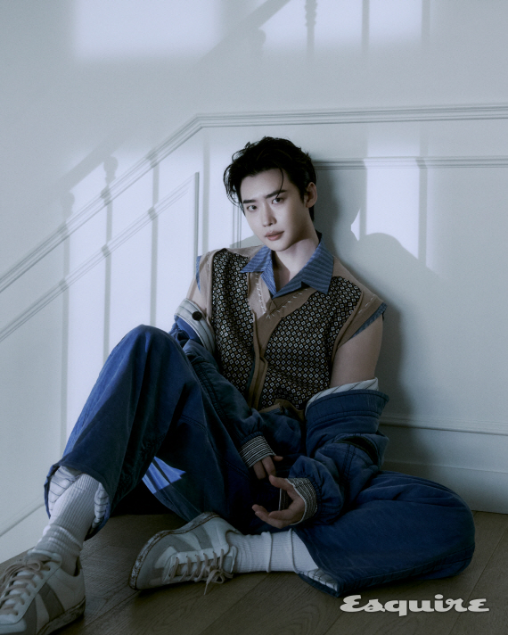 Actor Lee Jong-suk has said of his lover IU that she is the funniest in the world.On the 22nd, Magazine Esquire released Lee Jong-suks Interview and pictorials.Lee Jong-suk is Thirties in his 20sI thought I should treat people more maturely at the time of passing on.He said, Did not he give me a lot of strength at that time? He said, The existence of the friend itself is a will and strength.Weve been friends for a long time, and the friend is the funniest in the world, he said.I was really comforted by him who was a friend at the time of my troubles when I came up. When the friend tells me that Ive grown up a lot, I want to be more grown up. I want to be more Na-eun than I am now, he said.On the other hand, Lee Jong-suk and IU acknowledged the romance rumor in December last year, saying, I have been a colleague for a long time and have been meeting with good heart recently.
