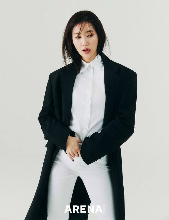 Im Soo-hyang, who plays a leading role in the drama The Season of the Kkokdu, has released a pictorial.Im Soo-hyang plays a marginal role in The Season of the Knot and gives a calm touch to viewers. Im Soo-hyang also deeply understood the character of the marginal season. Im Soo-hyang said, The season also tells such a story.Im so ordinary, do you like this ordinary country? I always hated it because Im ordinary. But it turns out Im so special. Who would have a relationship with a god? I liked to talk about it.We are all special people by being alone, and sometimes we miss that fact. Im Soo-hyang was a deep-seated person. I have a line that I like. Its a scene where the season asks Kkokdu, Do you like Kkokdu? I think it contains the core of our drama .There are a few people who love and satisfy themselves as they are, not others. Of course, some people think that they are special, but do not you think that they are trivial and shabby? Saving each other with love.Im Soo-hyang described the MBTI as a perfectionist INFP and said, Its like INFJ when youre working, you just need to be prepared.In the following story, Im Soo-hyang said, There are acting habits and patterns in me, and I was worried about how to empty them. Then the bishop told me to take a break and empty the script.So I went on a 10-day trip to Hawaii, and I had time to do nothing and empty it, and the smoke suddenly became so much fun again. In his 15th year since his debut, Im Soo-hyang still likes to work. I really like working. The most common thing these days is Lets find a beginner.I often think of times when I thought I would like to cast only once, once in a while. Recalling my desperate and desperate appearance at that time, I was grateful even when I was tired and tired. It is a difficult industry to survive.Im Soo-hyang remained professional, saying, Im lucky to have a few friends who started acting with me. Thank you. I always feel that way. I really do.IMBC  ⁇  Photo courtesy of Arena Homme Plus