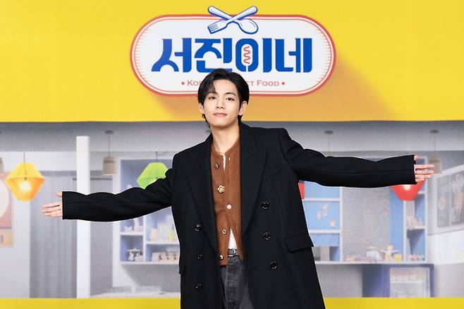 그룹 방탄소년단의 멤버 김태형(뷔)이 22일 온라인 생중계 형식으로 열린 tvN 예능 ‘서진이네’ 제작발표회에 참석해 포즈를 취하고 있다. 사진 tvN