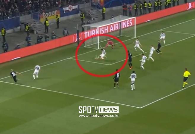 ▲ 김민재가 스프린트 뒤에 곧바로 중앙 수비 지역에 돌아와 프랑크푸르트 크로스를 막았다 ⓒSPOTV 중계화면 캡처