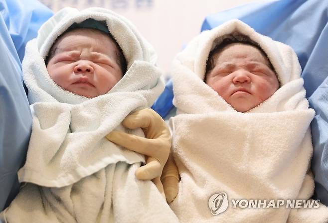 새해 첫아기 탄생 (고양=연합뉴스) 박동주 기자 = 2023년 1월 1일 0시 0분 경기도 고양시 일산차병원에서 엄마 김현정씨와 아빠 장동규씨 사이에서 쌍둥이 여아 짱순이(태명)와 남아 짱짱이(태명)가 엄마 손은서씨와 아빠 김정섭씨 사이에서 여아 복동이(태명)가 태어났다.
사진은 친할머니 정윤자씨가 짱짱이(태명)를, 외할머니 문상순씨가 짱순이(태명)를 안고 있는 모습. 2023.1.1 pdj6635@yna.co.kr