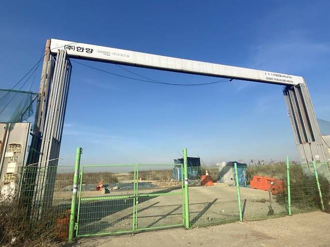 인천로봇랜드 공사장 입구. 펜스가 휘고 낡았다. 새가 입구 기둥에 둥지를 틀었다. 사진=송금종 기자